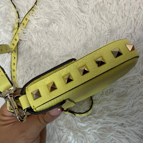 Valentino Garavani Rockstud pouch in grainy calfskin leather yellow - Picture 8 of 11